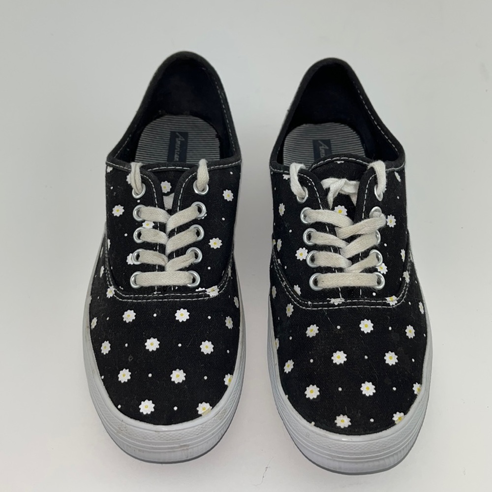 Daisy Lace up canvas flower sneakers size 7